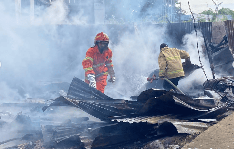 Kebakaran yang menghanguskan dua kios di kawasan Jalan Soekarno-Hatta, Bundaran Gampong Lambaro, Kecamatan Ingin Jaya, Kabupaten Aceh Besar, Selasa (1/9/2026) pagi. (Foto: Dok Damkar Aceh Besar)