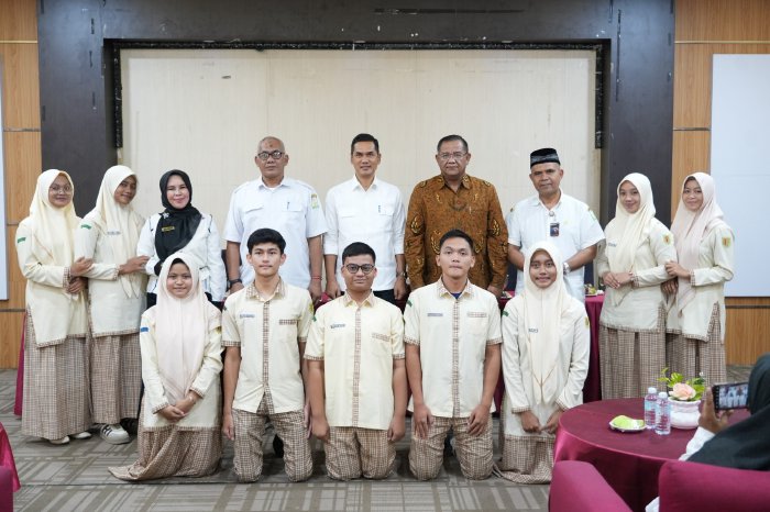 Sekretaris Daerah (Sekda) Aceh, M. Nasir, S.IP., MPA, melepas siswa-siswi SMA Negeri 2 Banda Aceh yang akan mewakili Aceh dalam Lomba Cerdas Cermat (LCC) Empat Pilar MPR RI tingkat nasional di Jakarta. Aula Hotel SMKN 3 Banda Aceh, Rabu (20/8/2026). (Foto: For Nukilan)