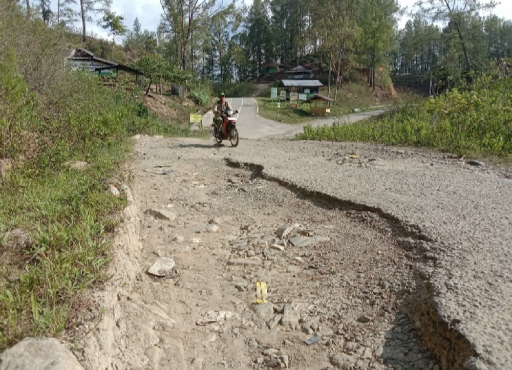 Kondisi ruas jalan Simpang Simpil (Simpang Kraft)-Bintang menuju Takengon yang tampak rusak. (Foto: waspada.id)