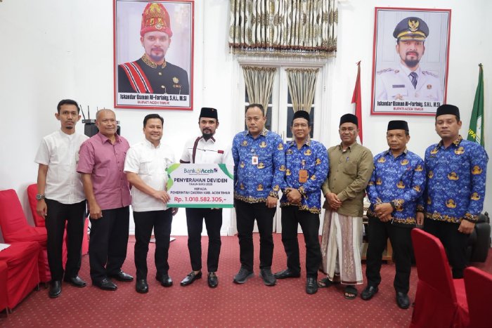 Bank Aceh Syariah Cabang Idi menyerahkan dividen kepada Pemerintah Kabupaten Aceh Timur sebesar Rp1.018.582.305 untuk tahun buku 2025. (Foto: For Nukilan)