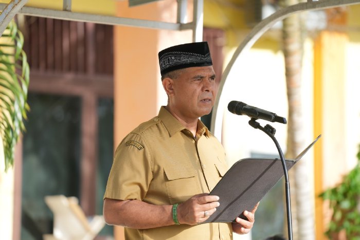 Kepala Dinas Pendidikan Aceh, Murthalamuddin saat menjadi Pembina Upacara di SMA Negeri 9 Banda Aceh, Senin (31/8/2026). (Foto: For Nukilan)