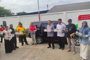 Tim Sidak Gabungan Pemerintah Aceh menemukan sebuah mobil Isuzu Panther yang menggunakan tangki bahan bakar minyak (BBM) hasil modifikasi berkapasitas hingga 1.000 liter saat mengantre untuk mendapatkan solar di SPBU Lhong Raya, Aceh Besar, Jumat (14/8/2026). (FOTO: FOR NUKILAN)
