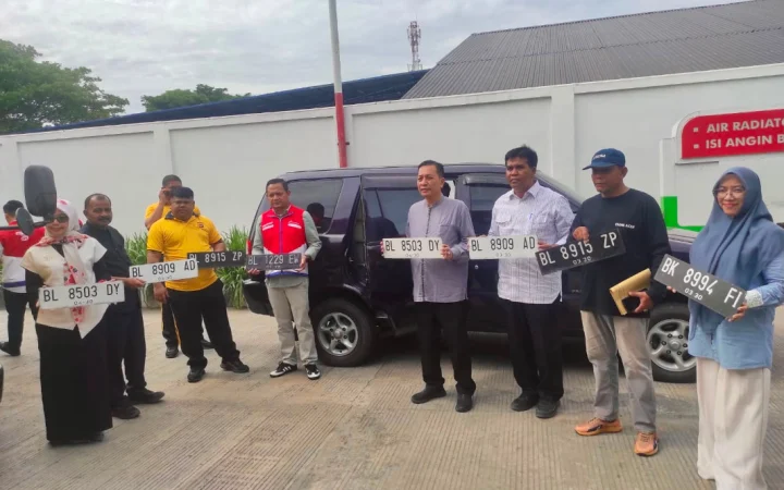 Tim Sidak Gabungan Pemerintah Aceh menemukan sebuah mobil Isuzu Panther yang menggunakan tangki bahan bakar minyak (BBM) hasil modifikasi berkapasitas hingga 1.000 liter saat mengantre untuk mendapatkan solar di SPBU Lhong Raya, Aceh Besar, Jumat (14/8/2026). (FOTO: FOR NUKILAN)
