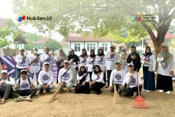 Mahasiswa Program Studi Sejarah dan Kebudayaan Islam (SKI), Fakultas Adab dan Humaniora (FAH), Universitas Islam Negeri (UIN) Ar-Raniry Banda Aceh, bersama Balai Pelestarian Kebudayaan (BPK) Aceh bergotong royong merawat Kompleks Makam Syiah Kuala, Banda Aceh, Sabtu (17/10/2026). (FOTO: UINAR)