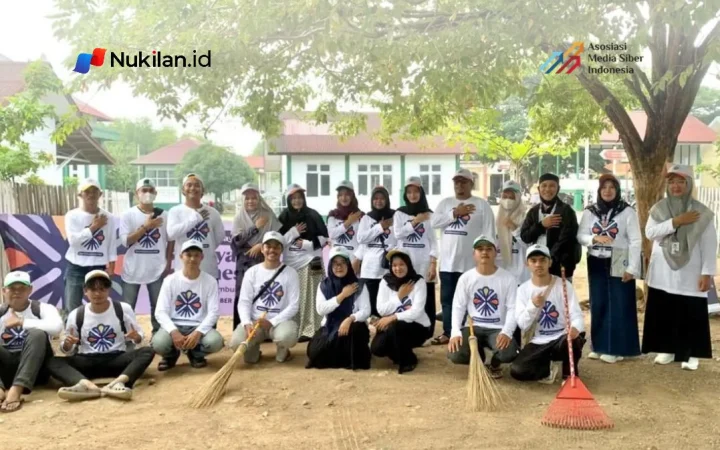 Mahasiswa Program Studi Sejarah dan Kebudayaan Islam (SKI), Fakultas Adab dan Humaniora (FAH), Universitas Islam Negeri (UIN) Ar-Raniry Banda Aceh, bersama Balai Pelestarian Kebudayaan (BPK) Aceh bergotong royong merawat Kompleks Makam Syiah Kuala, Banda Aceh, Sabtu (17/10/2026). (FOTO: UINAR)