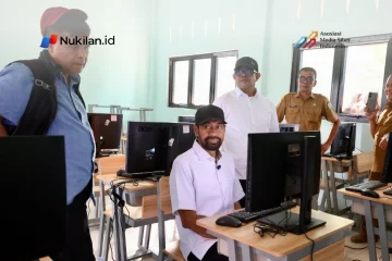 Gubernur Aceh Muzakir Manaf atau yang akrab disapa Mualem meninjau kondisi SMK Negeri 2 Karang Baru, Kabupaten Aceh Tamiang, sekaligus melihat kesiapan perangkat komputer bantuan Pemerintah Aceh melalui Dinas Pendidikan Aceh. (Foto: For Nukilan)