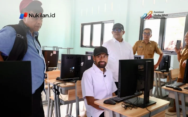 Gubernur Aceh Muzakir Manaf atau yang akrab disapa Mualem meninjau kondisi SMK Negeri 2 Karang Baru, Kabupaten Aceh Tamiang, sekaligus melihat kesiapan perangkat komputer bantuan Pemerintah Aceh melalui Dinas Pendidikan Aceh. (Foto: For Nukilan)