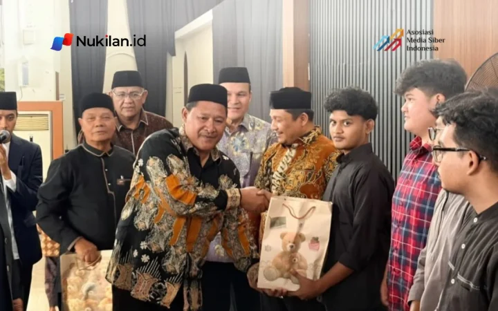 Bupati Nagan Raya, Teuku Raja Keumangan, yang diwakili Asisten Perekonomian dan Pembangunan Bustami, menghadiri peringatan Maulid Nabi Muhammad SAW 1448 Hijriah yang digelar Ikatan Kekeluargaan Nagan Raya (IKNR) Banda Aceh di Balee Meuseuraya Aceh (BMA), Banda Aceh, Minggu (18/10/2026). (FOTO: FOR NUKILAN)