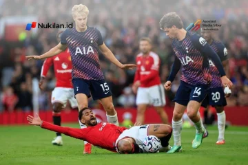 Momen penyerang Manchester United, Matheus Cunha (tengah), ketika berduel dengan pemain Tottenham Hotspur, Lucas Bergvall (kiri) dan Archie Gray (kanan). Sabtu, 10 Oktober 2026. (FOTO: IMAGO)