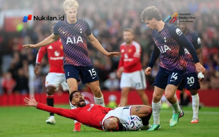 Momen penyerang Manchester United, Matheus Cunha (tengah), ketika berduel dengan pemain Tottenham Hotspur, Lucas Bergvall (kiri) dan Archie Gray (kanan). Sabtu, 10 Oktober 2026. (FOTO: IMAGO)