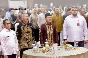 Wakil Gubernur Aceh, Fadhlullah (Dek Fadh), bersama Wakil Ketua Komisi Pemberantasan Korupsi (KPK) Republik Indonesia, Ibnu Basuki Widodo, menyerahkan penganugerahan Percontohan Desa Antikorupsi Provinsi Aceh Tahun 2026 kepada 15 desa dari berbagai kabupaten dan kota di Aceh, Rabu (21/10/2026). (FOTO: FOR NUKILAN)