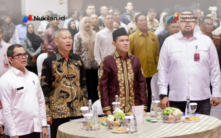 Wakil Gubernur Aceh, Fadhlullah (Dek Fadh), bersama Wakil Ketua Komisi Pemberantasan Korupsi (KPK) Republik Indonesia, Ibnu Basuki Widodo, menyerahkan penganugerahan Percontohan Desa Antikorupsi Provinsi Aceh Tahun 2026 kepada 15 desa dari berbagai kabupaten dan kota di Aceh, Rabu (21/10/2026). (FOTO: FOR NUKILAN)
