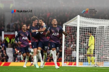 Man Utd vs Tottenham 1-1, Setan Merah gagal menang lawan 10 orang. Foto: Dominik Solanke dan teman-temannya merayakan gol penyama kedudukan Tottenham. (FOTO: Ben Stansall-AFP)