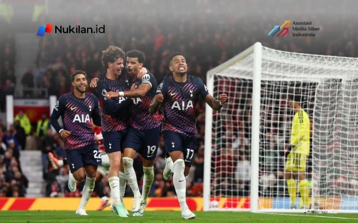 Man Utd vs Tottenham 1-1, Setan Merah gagal menang lawan 10 orang. Foto: Dominik Solanke dan teman-temannya merayakan gol penyama kedudukan Tottenham. (FOTO: Ben Stansall-AFP)