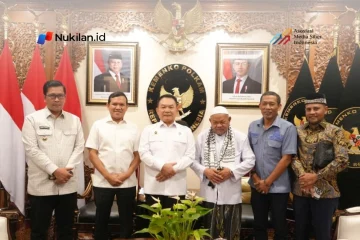 Wakil Gubernur Aceh, H. Fadhlullah, S.E. (Dek Fadh), bersama ulama kharismatik Aceh Tgk. H. Muhammad Ali atau Abu Paya Pasi, Ketua DPRA Zulfadhli, A.Md., Bupati Aceh Tengah Drs. Haili Yoga, M.Si., serta Ketua Komisi I DPRA Tgk. H. Muharuddin, S.Sos.I., M.M., melakukan silaturahmi dan audiensi dengan Menteri Koordinator Bidang Politik dan Keamanan RI, Jenderal TNI (Purn.) Prof. Dr. Dudung Abdurachman, S.E., M.M., M.H., di Kantor Kemenko Polkam RI, Jakarta, Selasa (13/10/2026). (FOTO: FOR NUKILAN)