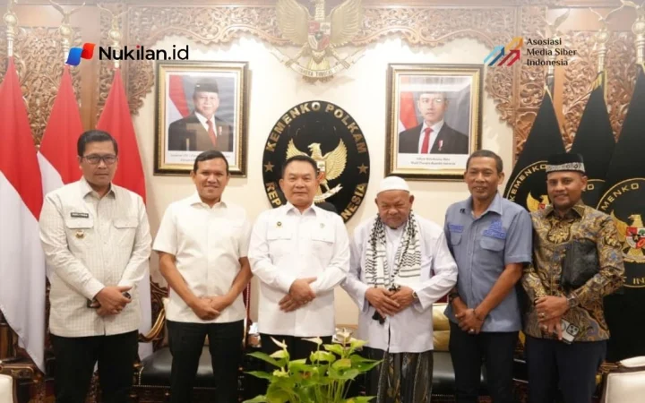 Wakil Gubernur Aceh, H. Fadhlullah, S.E. (Dek Fadh), bersama ulama kharismatik Aceh Tgk. H. Muhammad Ali atau Abu Paya Pasi, Ketua DPRA Zulfadhli, A.Md., Bupati Aceh Tengah Drs. Haili Yoga, M.Si., serta Ketua Komisi I DPRA Tgk. H. Muharuddin, S.Sos.I., M.M., melakukan silaturahmi dan audiensi dengan Menteri Koordinator Bidang Politik dan Keamanan RI, Jenderal TNI (Purn.) Prof. Dr. Dudung Abdurachman, S.E., M.M., M.H., di Kantor Kemenko Polkam RI, Jakarta, Selasa (13/10/2026). (FOTO: FOR NUKILAN)