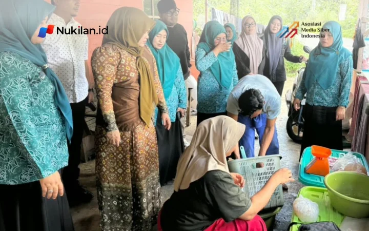 Ketua Staf Ahli TP-PKK Aceh, Mukarramah Fadhlullah, bersama pengurus TP-PKK Aceh mengunjungi salah satu sentra pengolahan kolang-kaling khas Tangse di Jalan Geumpang–Tangse, Gampong Ulee Gunong–Cot Lombo, Kabupaten Pidie, Rabu (21/10/2026). (FOTO: FOR NUKILAN)