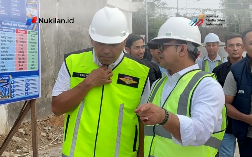 Penjabat Sekretaris Daerah (Pj Sekda) Aceh, Taufik, saat meninjau progres rehabilitasi terminal Aceh Tamiang, Selasa (13/10/2026). (Foto: For NUKILAN)
