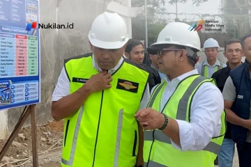 Penjabat Sekretaris Daerah (Pj Sekda) Aceh, Taufik, saat meninjau progres rehabilitasi terminal Aceh Tamiang, Selasa (13/10/2026). (Foto: For NUKILAN)