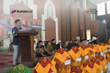 Penjabat Sekretaris Daerah (Pj Sekda) Aceh, Taufik, pada kegiatan Maulid Akbar bersama IKNR Banda Aceh di Bale Meuseuraya Aceh (BMA), Minggu (18/10/2026). (Foto: For Nukilan)