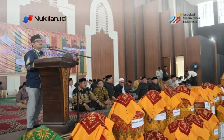 Penjabat Sekretaris Daerah (Pj Sekda) Aceh, Taufik, pada kegiatan Maulid Akbar bersama IKNR Banda Aceh di Bale Meuseuraya Aceh (BMA), Minggu (18/10/2026). (Foto: For Nukilan)