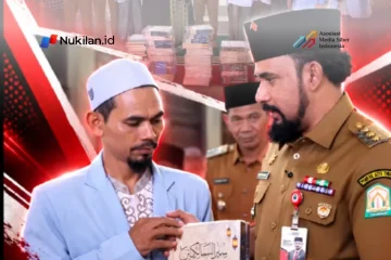 Bupati Aceh Timur Iskandar Usman Al-Farlaky, S.H., M.Si., menyalurkan bantuan kitab kepada 39 dayah di Kabupaten Aceh Timur. Bantuan tersebut diprioritaskan bagi dayah yang terdampak banjir pada akhir 2025. (FOTO: FOR NUKILAN)