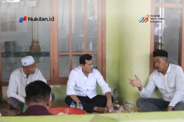 Wakil Gubernur (Wagub) Aceh, H. Fadhlullah, S.E. (Dek Fadh), menghadiri peringatan Maulid Nabi Muhammad SAW 1448 H/2026 M yang berlangsung di Meunasah Piyoh, Gampong Baroh Barat Yaman, Kecamatan Mutiara, Kabupaten Pidie, Minggu (18/10/2026). (FOTO: FOR NUKILAN)