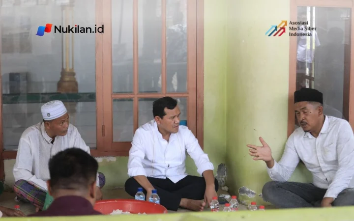 Wakil Gubernur (Wagub) Aceh, H. Fadhlullah, S.E. (Dek Fadh), menghadiri peringatan Maulid Nabi Muhammad SAW 1448 H/2026 M yang berlangsung di Meunasah Piyoh, Gampong Baroh Barat Yaman, Kecamatan Mutiara, Kabupaten Pidie, Minggu (18/10/2026). (FOTO: FOR NUKILAN)