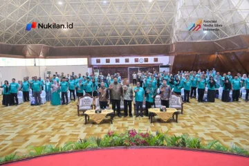 Penjabat Sekretaris Daerah (Pj Sekda) Aceh, Taufik, bersama istri dan seluruh kepala Satuan Kerja Perangkat Aceh (SKPA) beserta istri masing-masing mengikuti bimbingan teknis (bimtek) Keluarga Berintegritas yang digelar Komisi Pemberantasan Korupsi (KPK) RI di Anjong Mon Mata, Kompleks Meuligoe Gubernur Aceh, Kamis (22/10/2026). (Foto: For Nukilan)