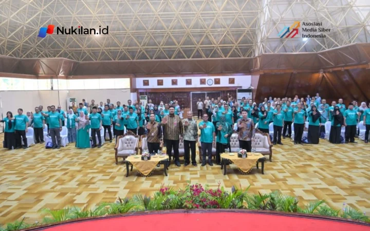 Penjabat Sekretaris Daerah (Pj Sekda) Aceh, Taufik, bersama istri dan seluruh kepala Satuan Kerja Perangkat Aceh (SKPA) beserta istri masing-masing mengikuti bimbingan teknis (bimtek) Keluarga Berintegritas yang digelar Komisi Pemberantasan Korupsi (KPK) RI di Anjong Mon Mata, Kompleks Meuligoe Gubernur Aceh, Kamis (22/10/2026). (Foto: For Nukilan)