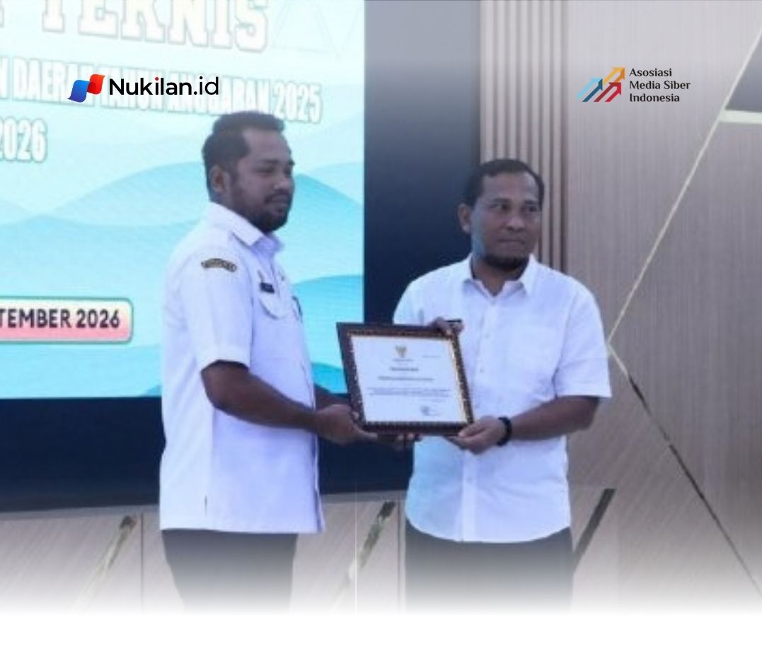Bupati Aceh Besar H Muharram Idris yang diwakili Kepala Bappeda Aceh Besar Agus Husni SP menerima penghargaan bergengsi sebagai Pemerintah Daerah Pengelola Keuangan Berpredikat “Baik” dengan Skor 80,379 “Kategori Kapasitas Fiskal Rendah”. (Foto: Humas Abes)