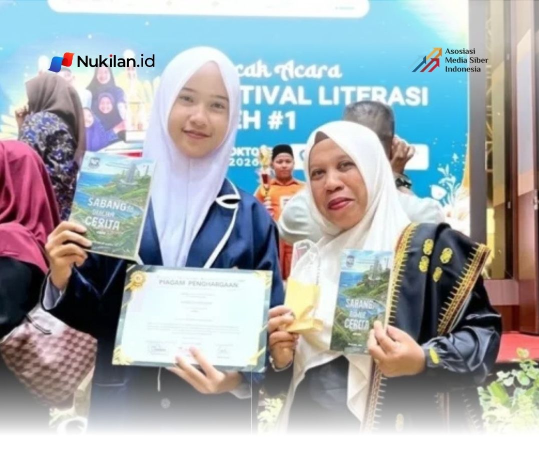 Perwakilan siswi SMA Negeri 1 Sabang dan guru pendamping, usai menerima penghargaan Sekolah Aktif Literasi pada ajang Festival Literasi Aceh #1 di Banda Aceh, Sabtu 3 Oktober 2026. (Foto: RRI/Mi)