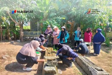 Sebanyak 40 mahasiswa Sejarah Kebudayaan Islam (SKI) UIN Ar-Raniry Banda Aceh mengikuti praktik pemeliharaan makam kuno yang menjadi bagian dari cagar budaya di Kota Banda Aceh. (Foto: For Nukilan)
