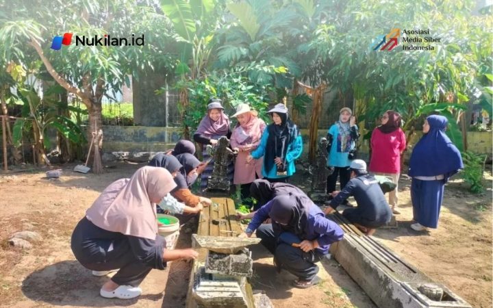 Sebanyak 40 mahasiswa Sejarah Kebudayaan Islam (SKI) UIN Ar-Raniry Banda Aceh mengikuti praktik pemeliharaan makam kuno yang menjadi bagian dari cagar budaya di Kota Banda Aceh. (Foto: For Nukilan)