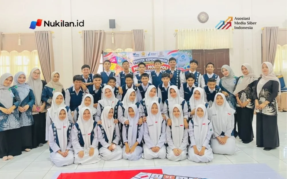 Pembelajaran Pendidikan Pancasila di SMP Negeri 1 Banda Aceh berlangsung dengan suasana berbeda. Peserta didik kelas IX tidak hanya duduk mendengarkan penjelasan guru, tetapi diajak bergerak, berdiskusi, menjawab pertanyaan, dan menyusun strategi melalui permainan Monopoli Pendidikan Pancasila. (FOTO: FOR NUKILAN)