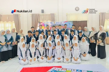Pembelajaran Pendidikan Pancasila di SMP Negeri 1 Banda Aceh berlangsung dengan suasana berbeda. Peserta didik kelas IX tidak hanya duduk mendengarkan penjelasan guru, tetapi diajak bergerak, berdiskusi, menjawab pertanyaan, dan menyusun strategi melalui permainan Monopoli Pendidikan Pancasila. (FOTO: FOR NUKILAN)