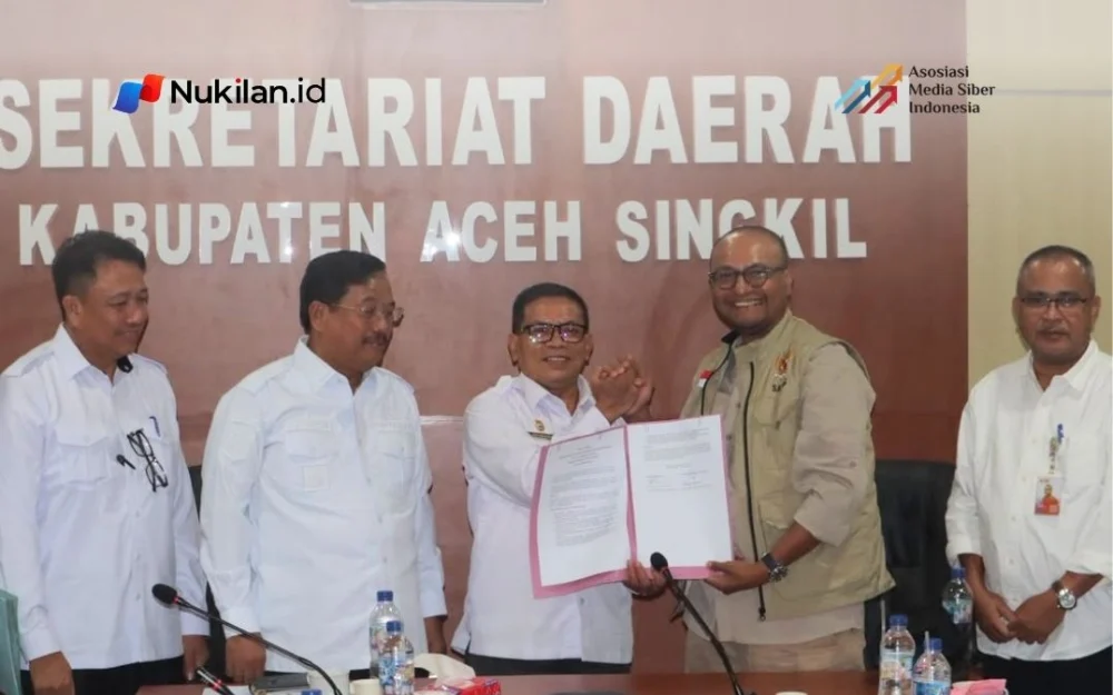 Sekretaris Daerah Aceh Singkil, Edy Widodo dan Ketua Tim Satuan Tugas Percepatan Rehabilitasi dan Rekonstruksi Pusat Kementerian Dalam Negeri, Imran, bersama Bupati Safriadi Oyon (ketiga dari kiri) memperlihatkan naskah penandatanganan berita acara di Kantor Sekretariat Daerah Kabupaten Aceh Singkil, pada Rabu, 7 Oktober 2026. (Foto: For Nukilan)