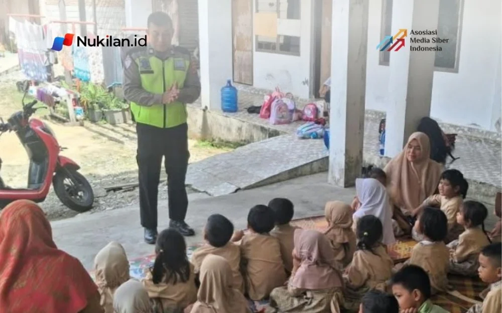Satuan Lalu Lintas (Satlantas) Polres Aceh Selatan memberikan edukasi keselamatan berlalu lintas kepada murid-murid TK Nurul Fata, Desa Air Berudang, Kecamatan Tapaktuan, Rabu (7/10/2026). (Foto: For Nukilan)