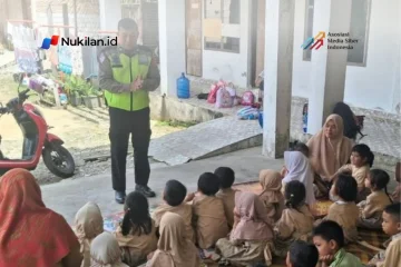 Satuan Lalu Lintas (Satlantas) Polres Aceh Selatan memberikan edukasi keselamatan berlalu lintas kepada murid-murid TK Nurul Fata, Desa Air Berudang, Kecamatan Tapaktuan, Rabu (7/10/2026). (Foto: For Nukilan)