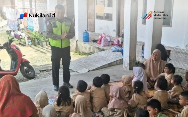 Satuan Lalu Lintas (Satlantas) Polres Aceh Selatan memberikan edukasi keselamatan berlalu lintas kepada murid-murid TK Nurul Fata, Desa Air Berudang, Kecamatan Tapaktuan, Rabu (7/10/2026). (Foto: For Nukilan)