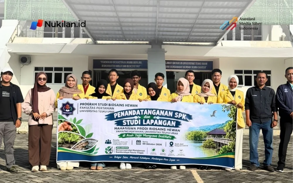 Mahasiswa angkatan pertama Program Studi Biosains Hewan, Fakultas Pertanian, Universitas Teuku Umar (UTU), bersama tim dosen melakukan pengamatan langsung terhadap ekosistem pesisir di Aceh Jaya Mangrove Institute (AMI), Kamis (8/10/2026). (FOTO: HUMAS ACEH)
