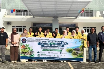 Mahasiswa angkatan pertama Program Studi Biosains Hewan, Fakultas Pertanian, Universitas Teuku Umar (UTU), bersama tim dosen melakukan pengamatan langsung terhadap ekosistem pesisir di Aceh Jaya Mangrove Institute (AMI), Kamis (8/10/2026). (FOTO: HUMAS ACEH)