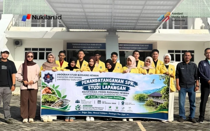 Mahasiswa angkatan pertama Program Studi Biosains Hewan, Fakultas Pertanian, Universitas Teuku Umar (UTU), bersama tim dosen melakukan pengamatan langsung terhadap ekosistem pesisir di Aceh Jaya Mangrove Institute (AMI), Kamis (8/10/2026). (FOTO: HUMAS ACEH)