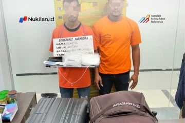 Polisi menangkap 2 pria asal Aceh karena berupaya menyeludupkan 2 kg sabu di Bandara Kualanamu, Kabupaten Deli Serdang, Sumatera Utara, pada Selasa (6/10/2026). (Foto: Dok Polda Sumut)