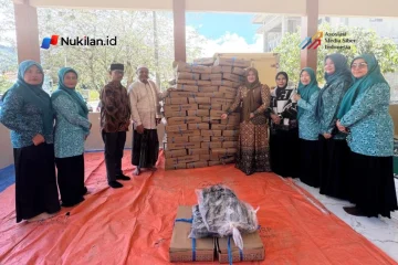 Wakil Ketua Forum Peningkatan Konsumsi Ikan (FORIKAN) Aceh, Mukarramah Fadhlullah, bersama pengurus TP-PKK Aceh dan Dinas Kelautan dan Perikanan Aceh menyalurkan bantuan ikan kepada empat dayah di Kabupaten Pidie, Rabu (21/10/2026). (FOTO: FOR NUKILAN)