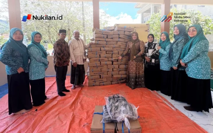 Wakil Ketua Forum Peningkatan Konsumsi Ikan (FORIKAN) Aceh, Mukarramah Fadhlullah, bersama pengurus TP-PKK Aceh dan Dinas Kelautan dan Perikanan Aceh menyalurkan bantuan ikan kepada empat dayah di Kabupaten Pidie, Rabu (21/10/2026). (FOTO: FOR NUKILAN)