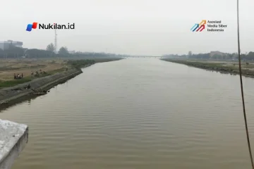 Asap akibat karhutla tampak dari Jembatan Lamnyong, Banda Aceh. (Foto: Nukilan/Sammy)