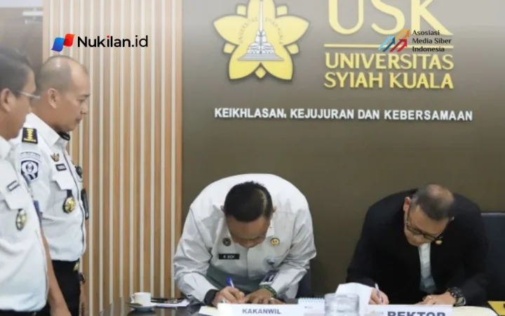 Rektor USK, Prof. Mirza Tabrani, S.E., M.B.A., D.B.A, (Kanan) dan Kakanwil Ditjenpas Aceh, Ramdani Boy, Bc.I.P., S.Sos., M.Si, melakukan penandatanganan MoU untuk mengembangkan program pembinaan dan kemandirian warga binaan di Ruang Mini Rektor USK. (Banda Aceh, 23 Oktober 2026). (Foto: Humas USK)