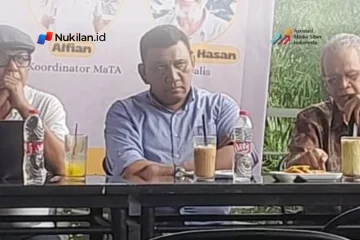 Koordinator Masyarakat Transparansi Aceh (MaTA), Alfian. dalam diskusi publik bertajuk “Refleksi Setahun Bencana Hidrometeorologi Aceh dan Sumatera” yang digelar Jurnalis Ekonomi Aceh (JEA) bersama Jaringan Survei Inisiatif (JSI) di Kanto Kupi, Banda Aceh, Jumat (16/10/2026). (Foto: Nukilan)