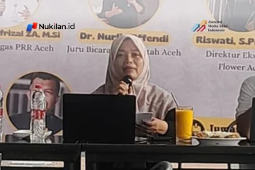 Direktur Flower Aceh, Riswati, dalam diskusi publik bertajuk “Refleksi Setahun Bencana Hidrometeorologi Aceh dan Sumatera” yang digelar Jurnalis Ekonomi Aceh (JEA) bersama Jaringan Survei Inisiatif (JSI) di Kanto Kupi, Banda Aceh, Jumat (16/10/2026). (Foto: Nukilan)